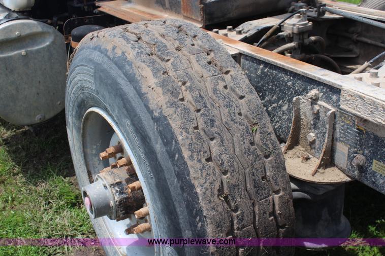 image for item K6976 1997 Mack RD690S dump truck