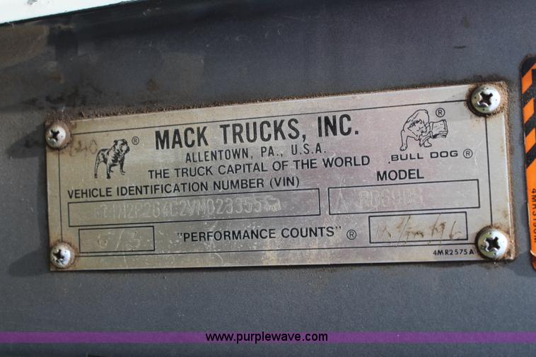 image for item K6976 1997 Mack RD690S dump truck
