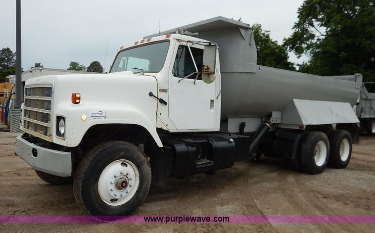 image for item K7489 1988 International S2500 dump truck
