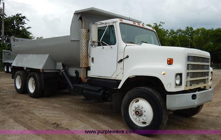 image for item K7489 1988 International S2500 dump truck