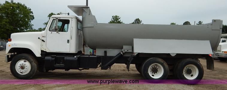 image for item K7489 1988 International S2500 dump truck