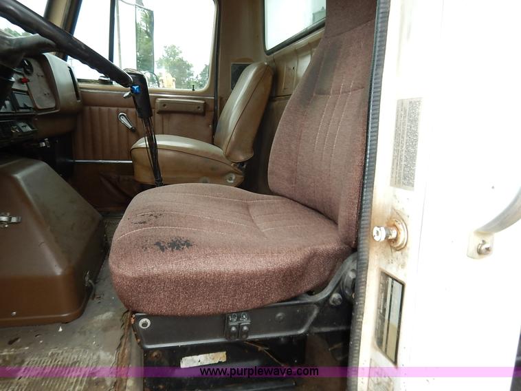 image for item K7489 1988 International S2500 dump truck