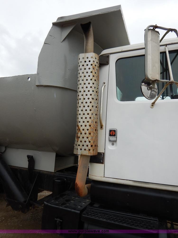 image for item K7489 1988 International S2500 dump truck