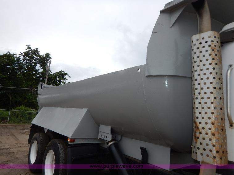 image for item K7489 1988 International S2500 dump truck