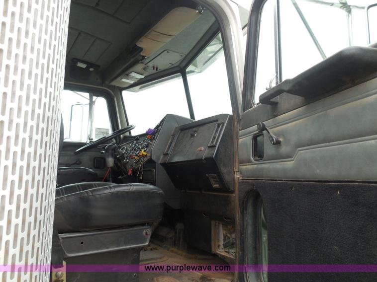 image for item K7519 1995 Peterbilt 379 semi truck