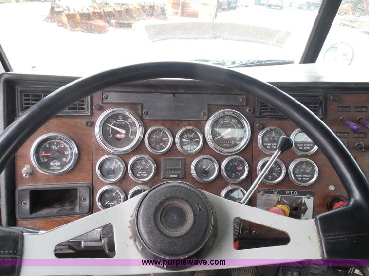 image for item K7519 1995 Peterbilt 379 semi truck