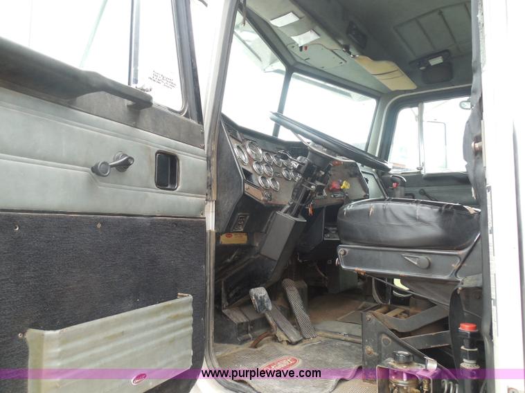 image for item K7519 1995 Peterbilt 379 semi truck