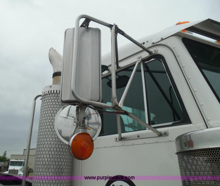 image for item K7519 1995 Peterbilt 379 semi truck