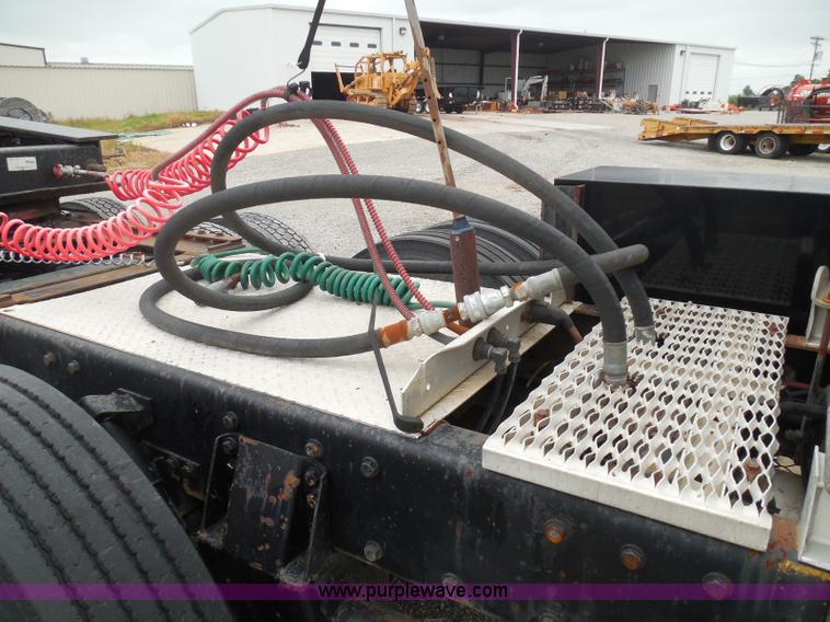 image for item K7519 1995 Peterbilt 379 semi truck