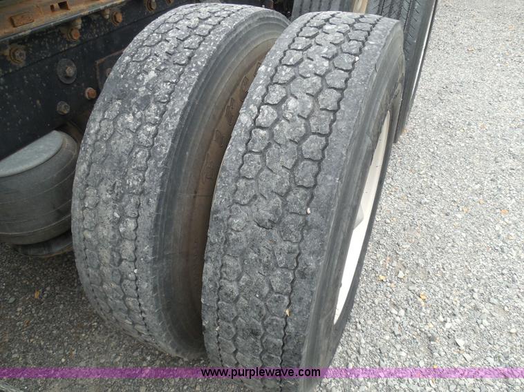 image for item K7519 1995 Peterbilt 379 semi truck