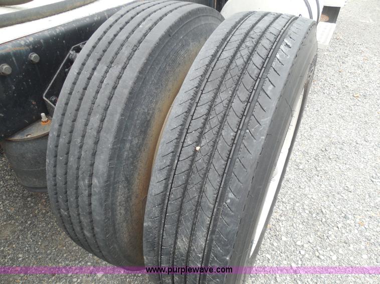 image for item K7519 1995 Peterbilt 379 semi truck