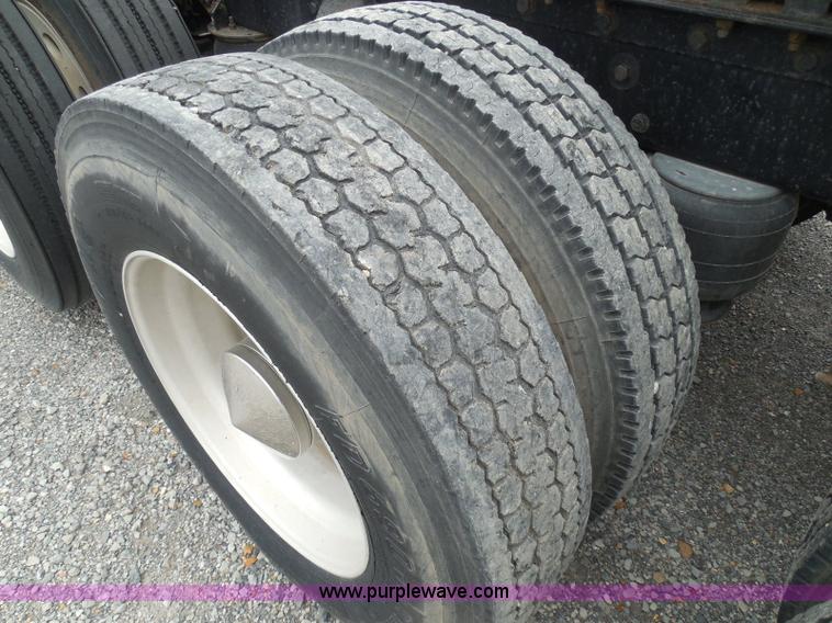 image for item K7519 1995 Peterbilt 379 semi truck