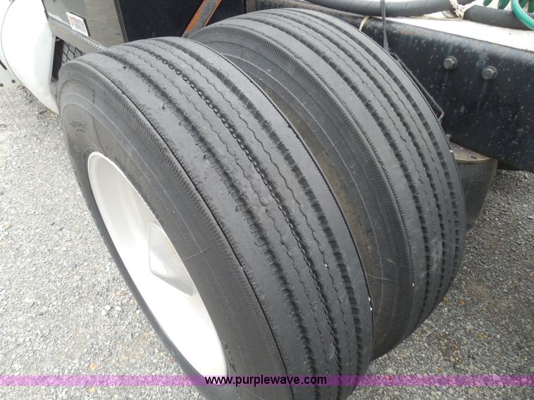 image for item K7519 1995 Peterbilt 379 semi truck