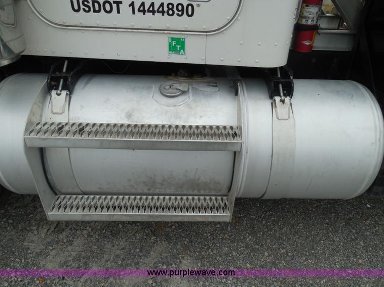 image for item K7519 1995 Peterbilt 379 semi truck