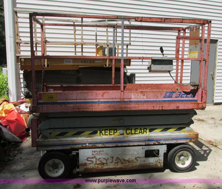 image for item R9303 1994 Skyjack SJ-3220 Series II scissor lift