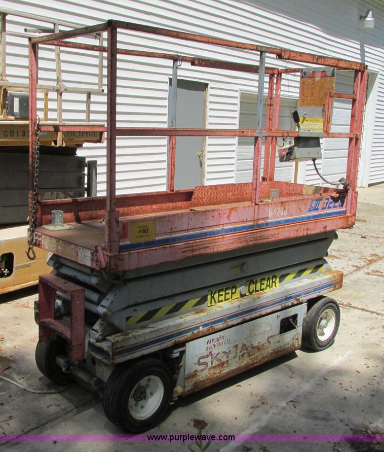 image for item R9303 1994 Skyjack SJ-3220 Series II scissor lift