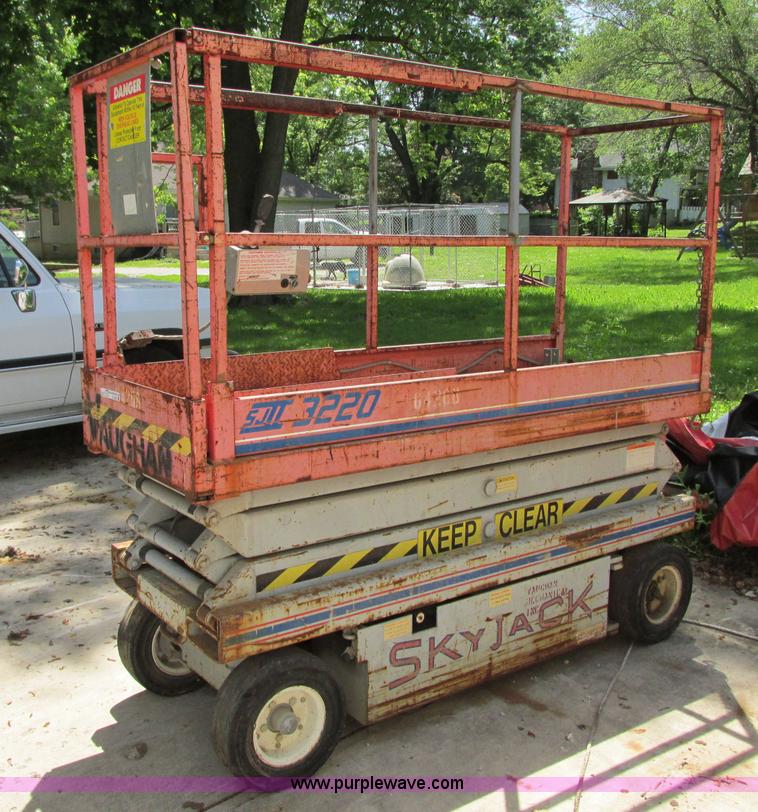 image for item R9303 1994 Skyjack SJ-3220 Series II scissor lift