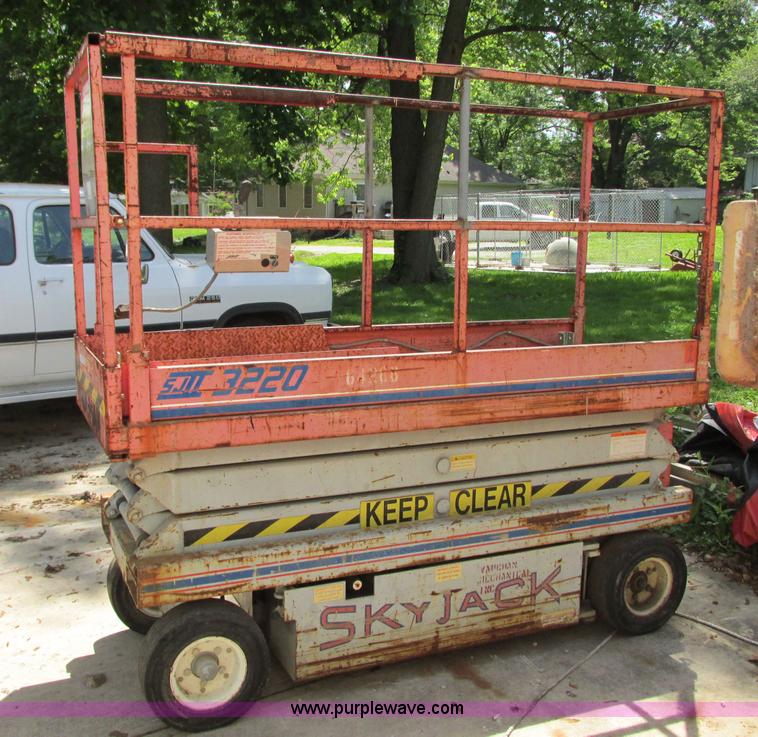 image for item R9303 1994 Skyjack SJ-3220 Series II scissor lift