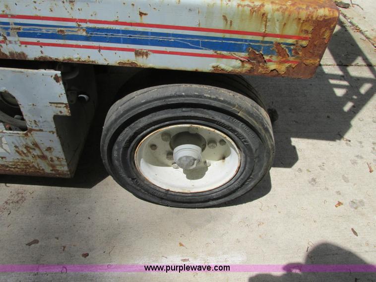 image for item R9303 1994 Skyjack SJ-3220 Series II scissor lift