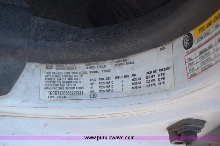 image for item H8501 2006 Chevrolet Colorado Crew Cab pickup truck