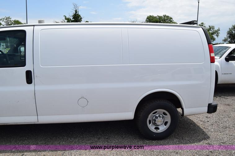 image for item H8504 2007 Chevrolet Express 2500 Cargo van