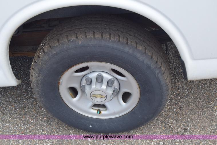 image for item H8504 2007 Chevrolet Express 2500 Cargo van