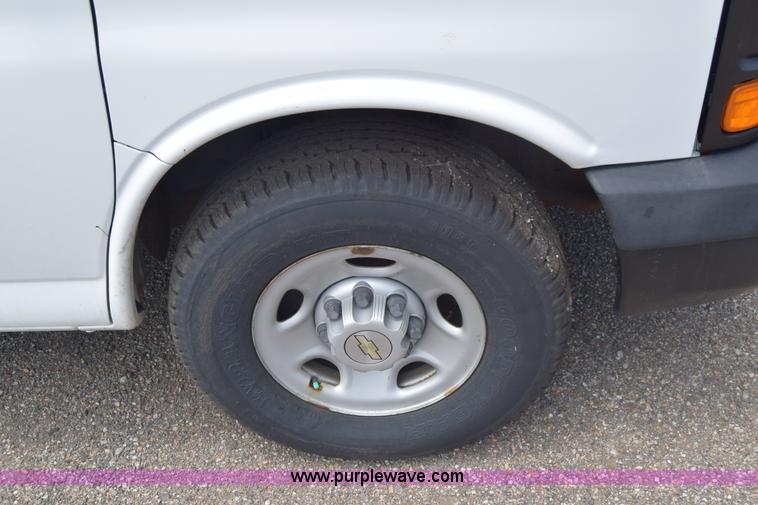 image for item H8504 2007 Chevrolet Express 2500 Cargo van