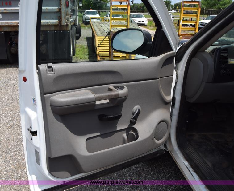 image for item H8505 2007 Chevrolet Silverado 2500HD pickup truck