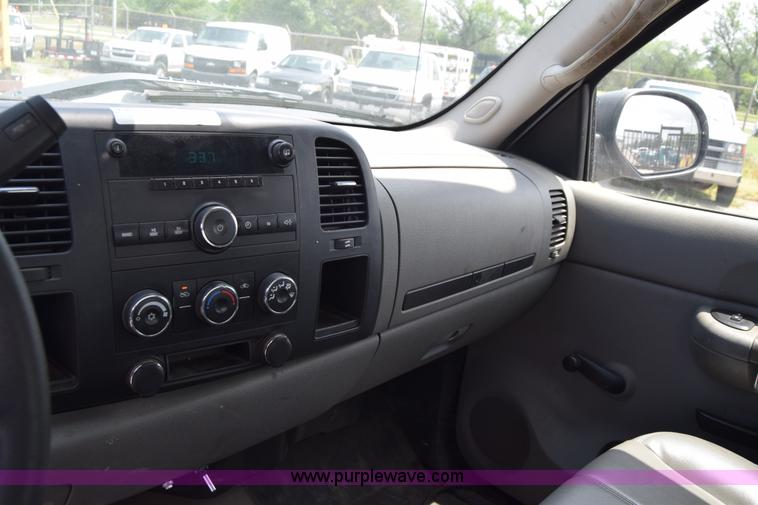 image for item H8505 2007 Chevrolet Silverado 2500HD pickup truck