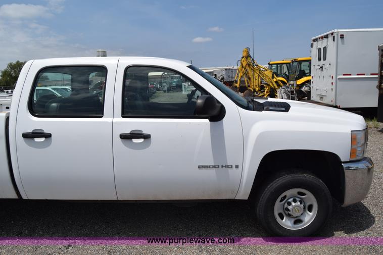 image for item H8505 2007 Chevrolet Silverado 2500HD pickup truck