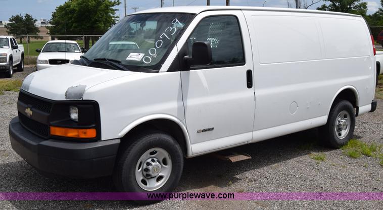 image for item H8516 2005 Chevrolet Express 2500 Cargo van