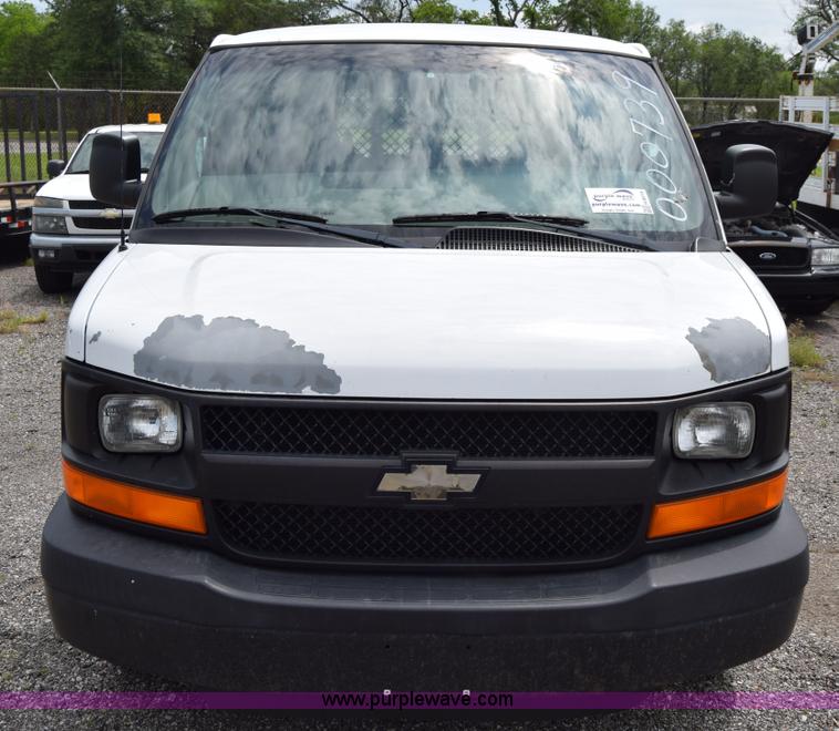image for item H8516 2005 Chevrolet Express 2500 Cargo van