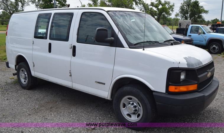 image for item H8516 2005 Chevrolet Express 2500 Cargo van
