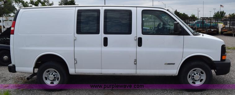 image for item H8516 2005 Chevrolet Express 2500 Cargo van
