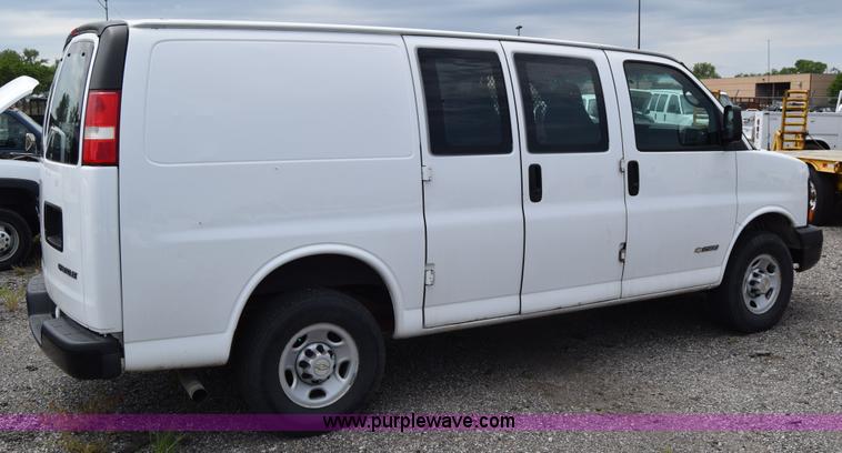 image for item H8516 2005 Chevrolet Express 2500 Cargo van