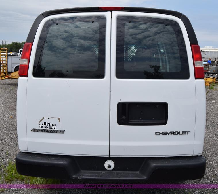 image for item H8516 2005 Chevrolet Express 2500 Cargo van
