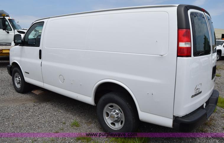 image for item H8516 2005 Chevrolet Express 2500 Cargo van