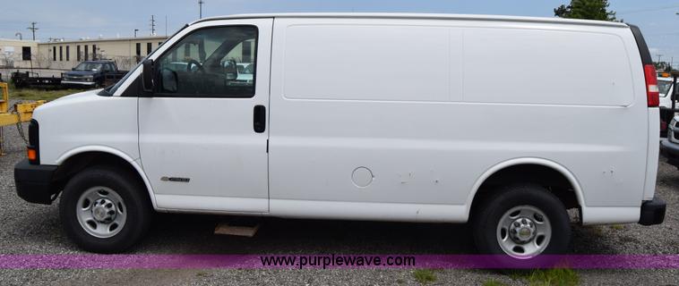 image for item H8516 2005 Chevrolet Express 2500 Cargo van