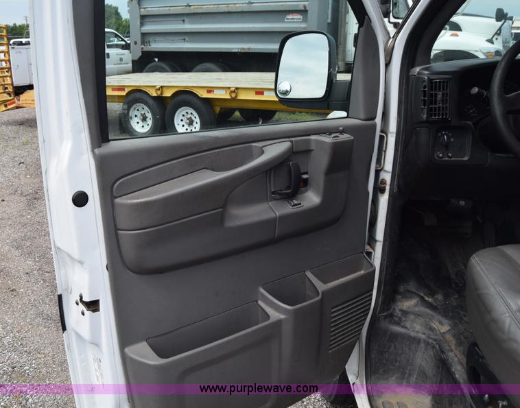 image for item H8516 2005 Chevrolet Express 2500 Cargo van