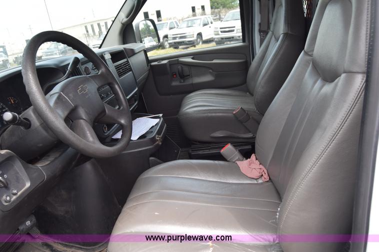 image for item H8516 2005 Chevrolet Express 2500 Cargo van