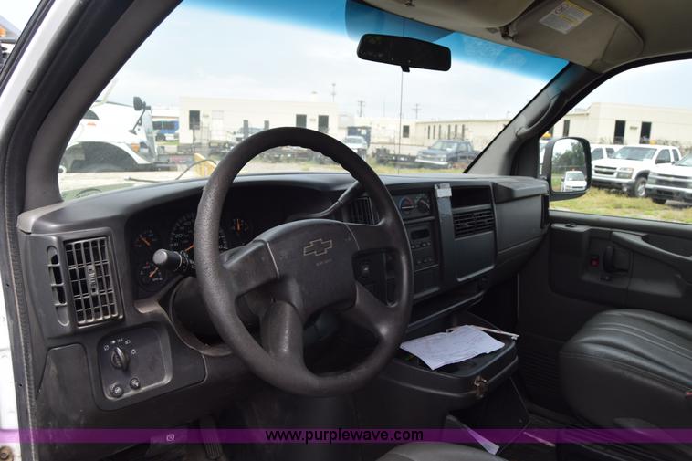 image for item H8516 2005 Chevrolet Express 2500 Cargo van