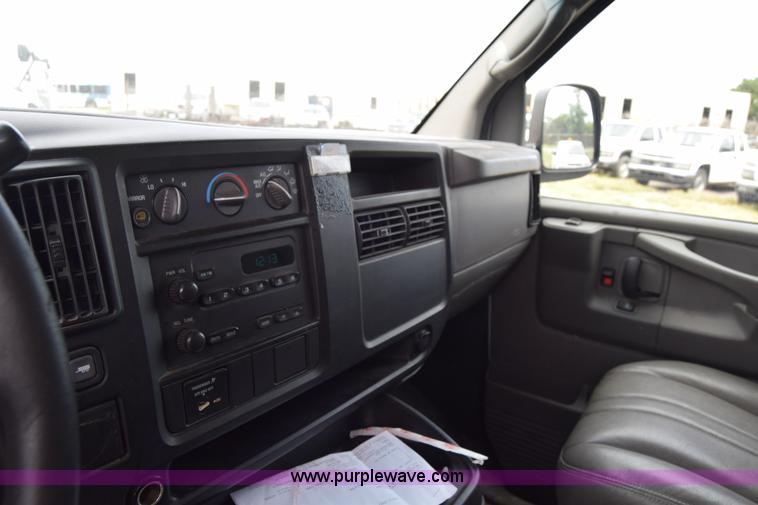 image for item H8516 2005 Chevrolet Express 2500 Cargo van