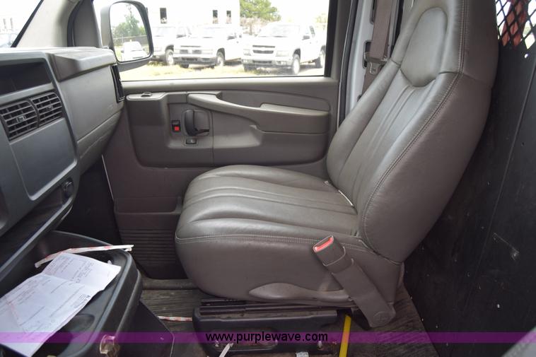 image for item H8516 2005 Chevrolet Express 2500 Cargo van