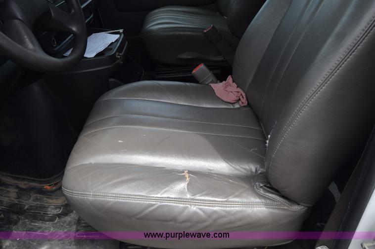 image for item H8516 2005 Chevrolet Express 2500 Cargo van