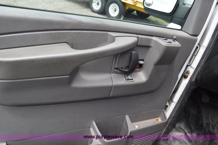 image for item H8516 2005 Chevrolet Express 2500 Cargo van