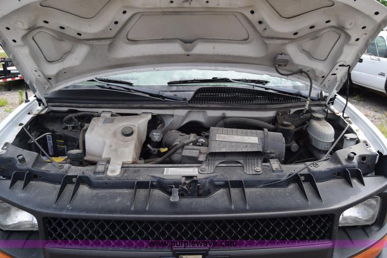 image for item H8516 2005 Chevrolet Express 2500 Cargo van