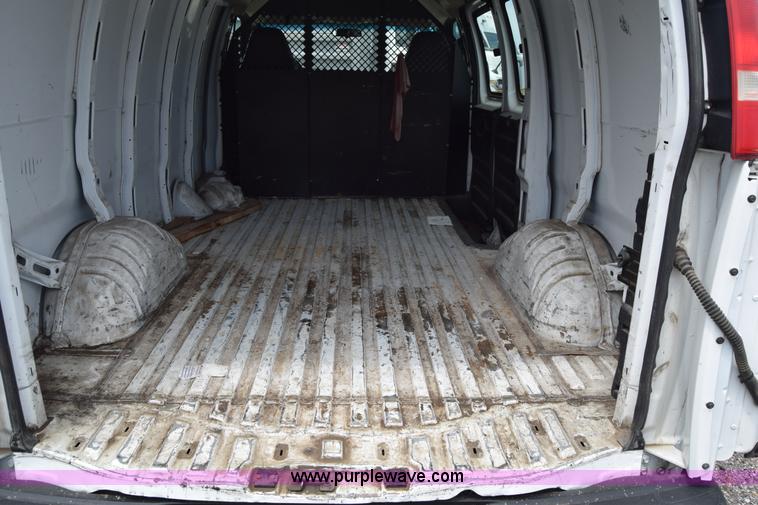 image for item H8516 2005 Chevrolet Express 2500 Cargo van