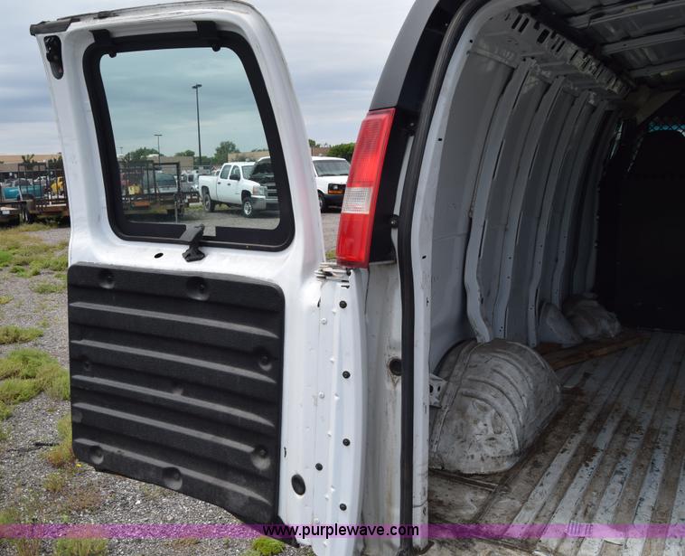 image for item H8516 2005 Chevrolet Express 2500 Cargo van