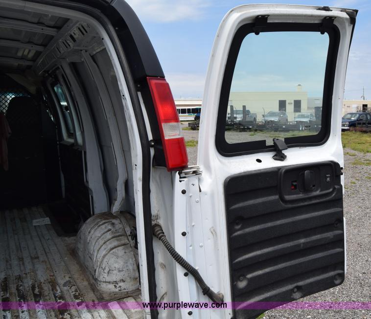 image for item H8516 2005 Chevrolet Express 2500 Cargo van