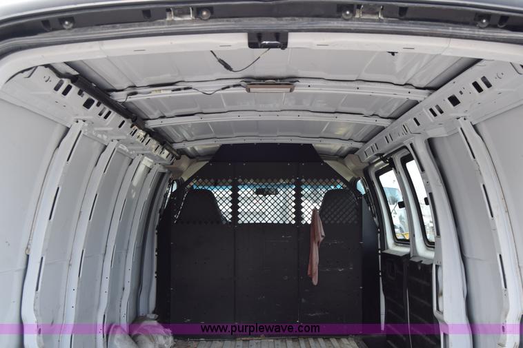 image for item H8516 2005 Chevrolet Express 2500 Cargo van